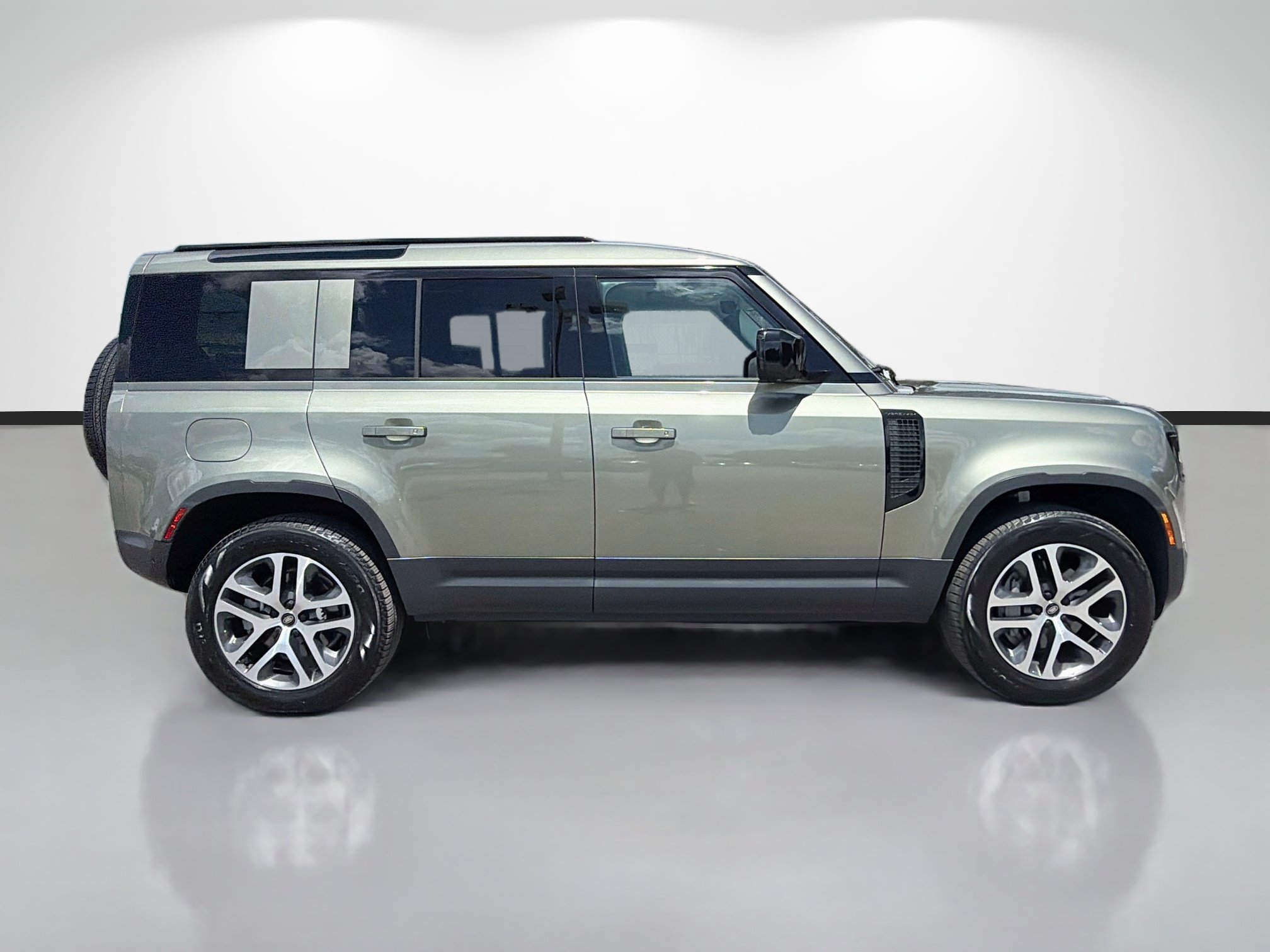 Certified Used 2025 Pangea Green Metallic Land Rover S image 6