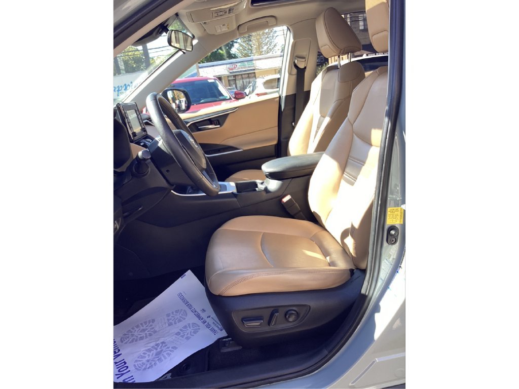Used 2020  Toyota XLE Premium image 9