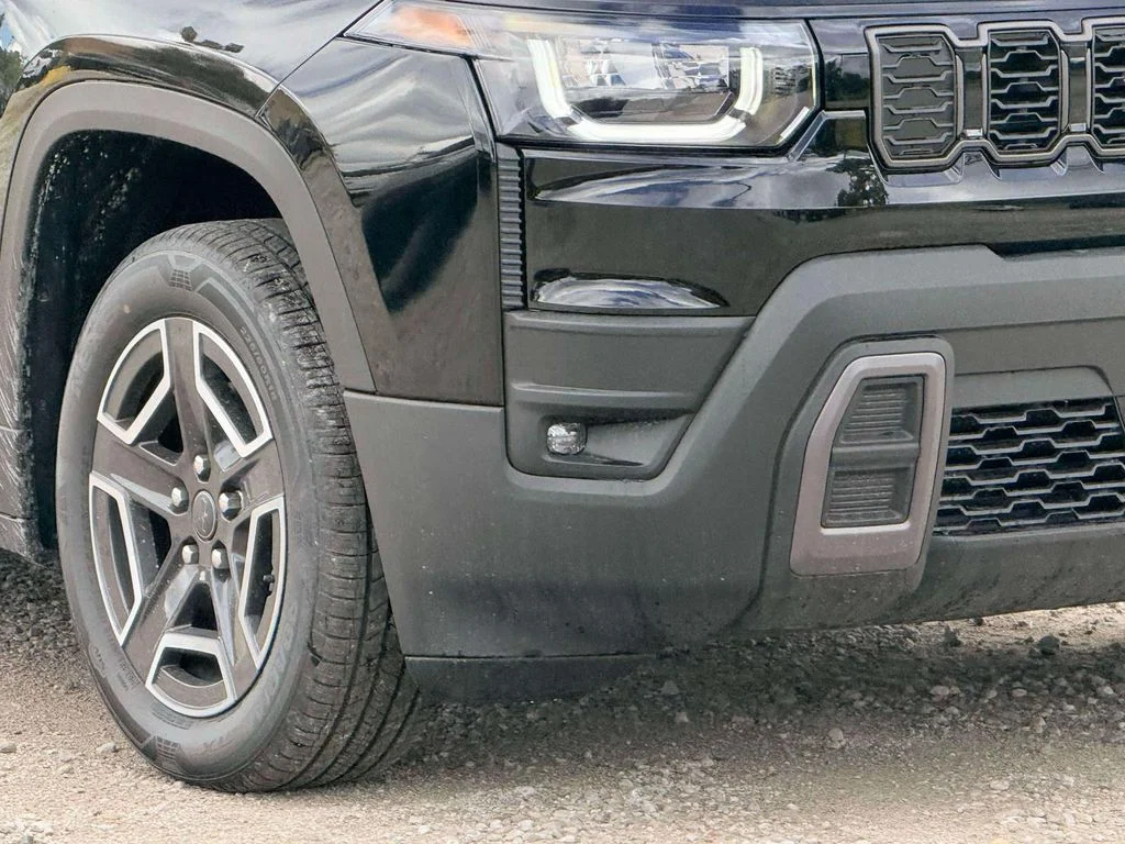New 2026 Diamond Black Crystal Pearl-Coat Exterior Paint Jeep Limited image 5