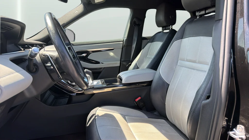 Used 2022 Black Land Rover Dynamic image 18