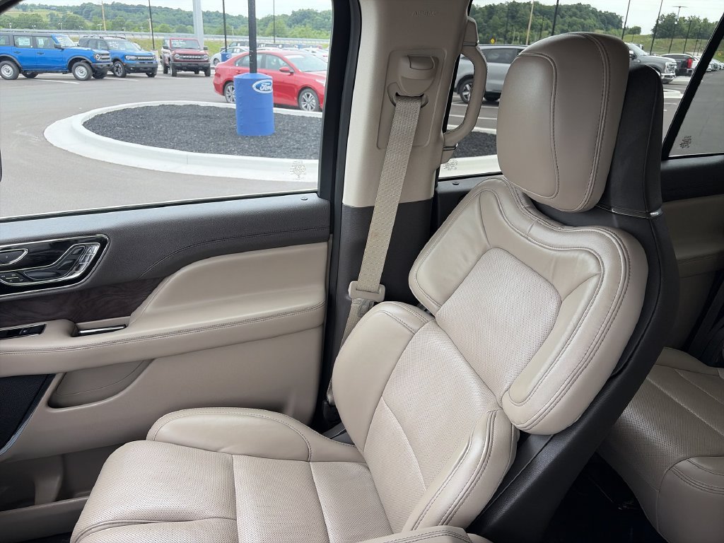 Used 2024 White Lincoln Reserve image 25