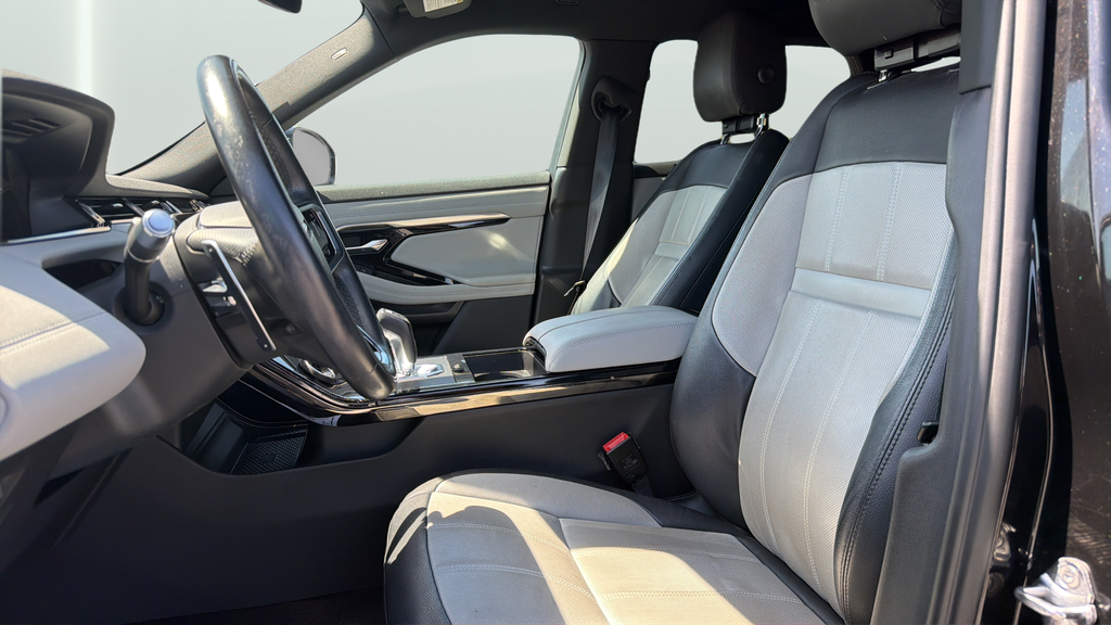 Used 2022 Black Land Rover Dynamic image 18