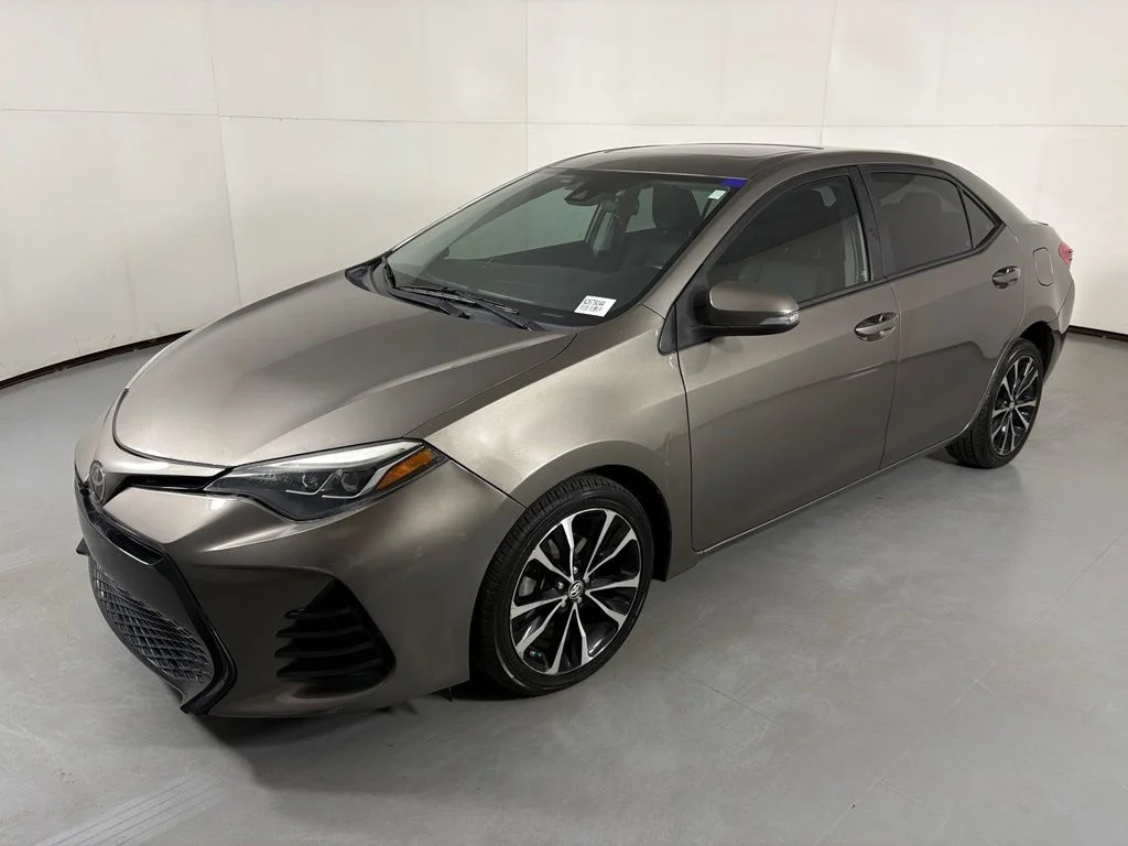 Used 2018 Gray Toyota SE image 4
