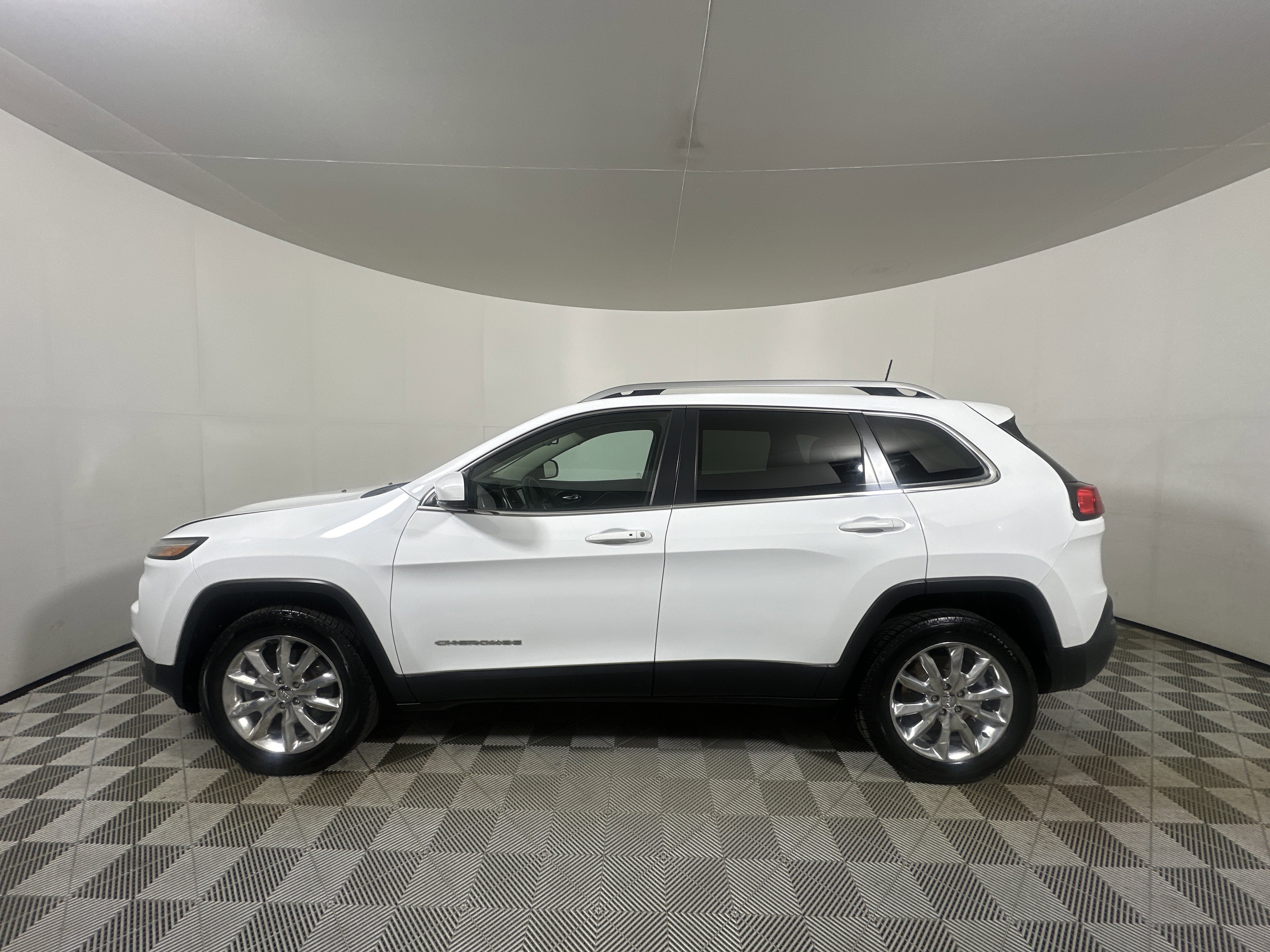 Certified Used 2016 Bright White Clearcoat Jeep Limited image 4