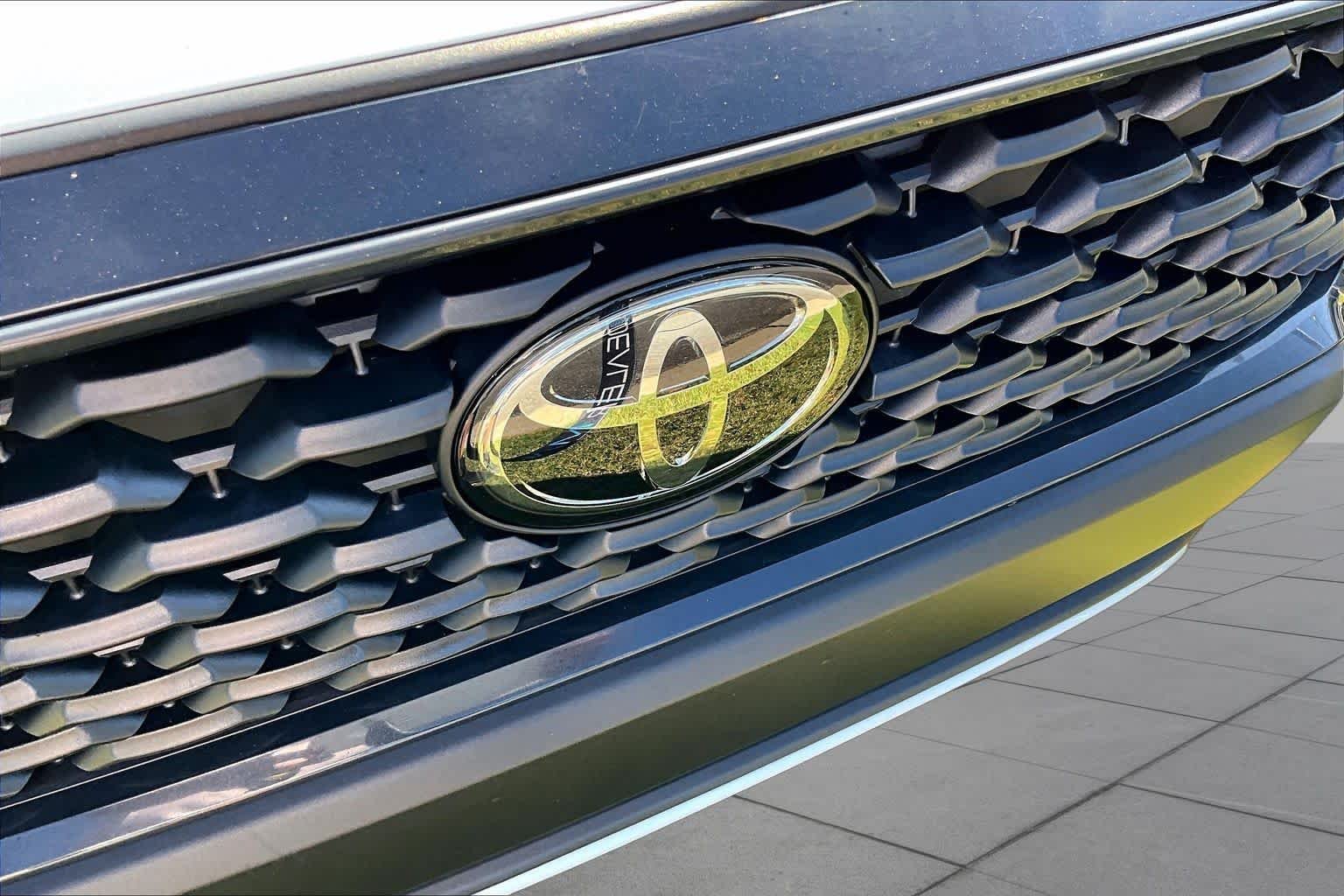 Used 2024 Wind Chill Pearl Toyota LE image 28