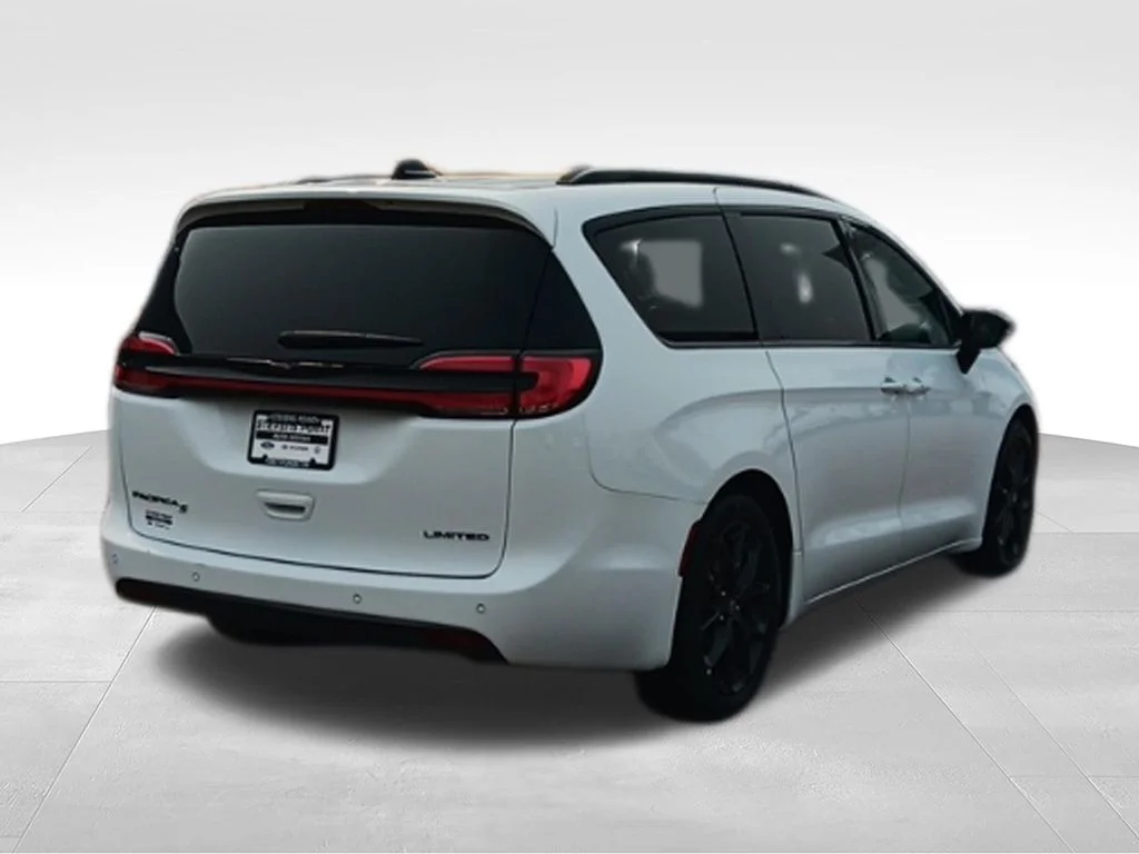 Used 2025 Bright White Clearcoat Chrysler Limited image 7