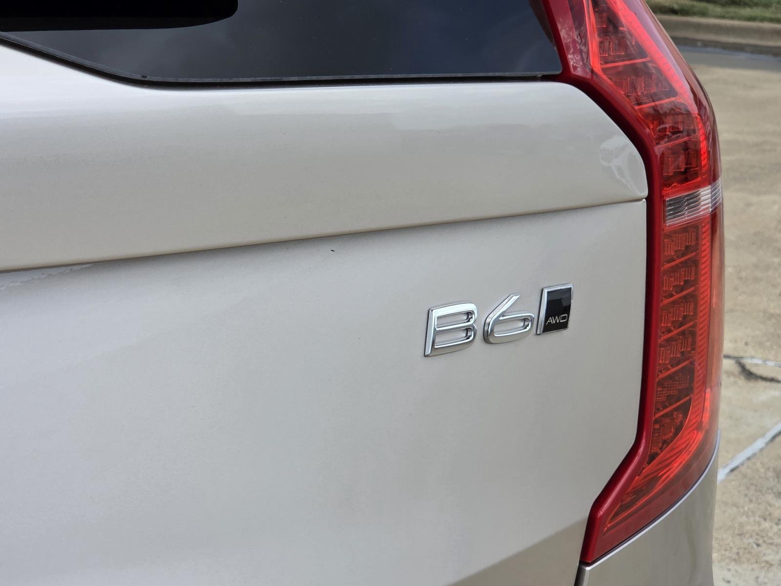 Used 2023 Bright Dusk Metallic Volvo Core image 8