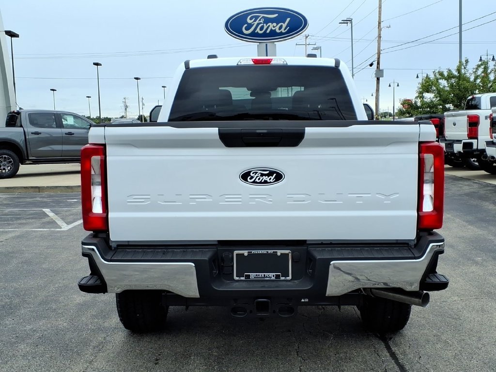 New 2027 Oxford White Ford F-250® XLT image 4