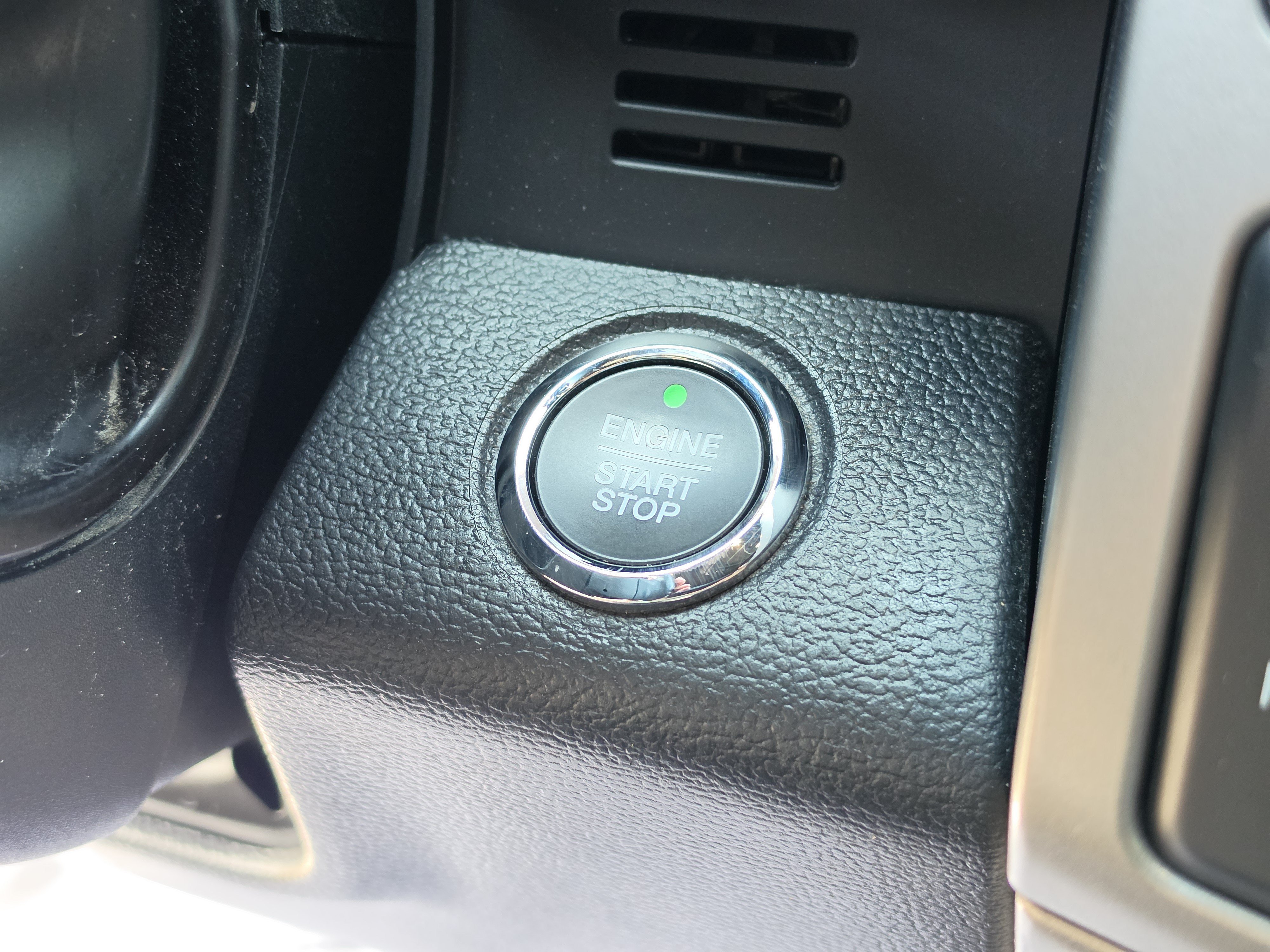Used 2022 Black Metallic Ford LARIAT image 39