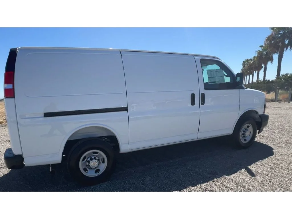 New 2026 Summit White Chevrolet 1WT image 2