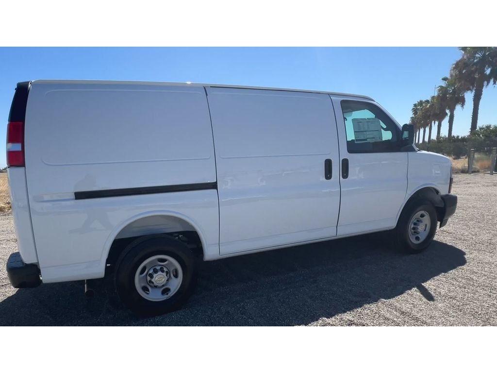 New 2026 Summit White Chevrolet 1WT image 2