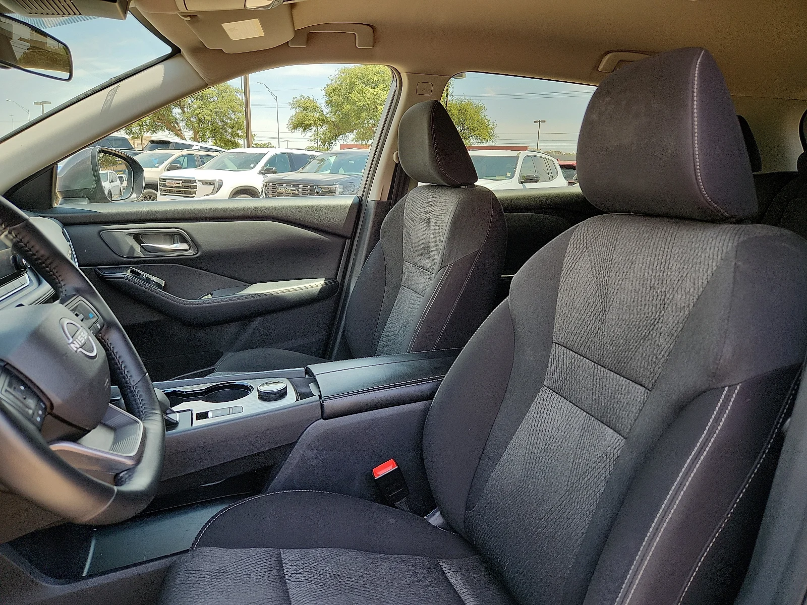2025 Nissan Rogue SV - Photo 14