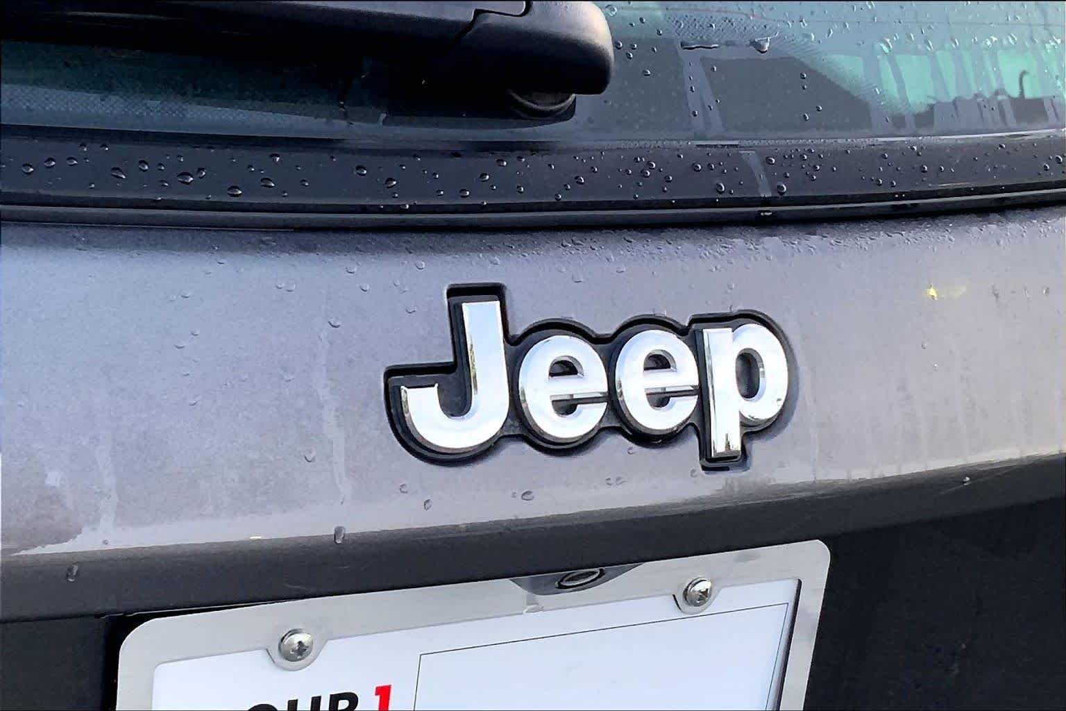 Used 2021 Granite Crystal Metallic Clearcoat Jeep Sport image 30