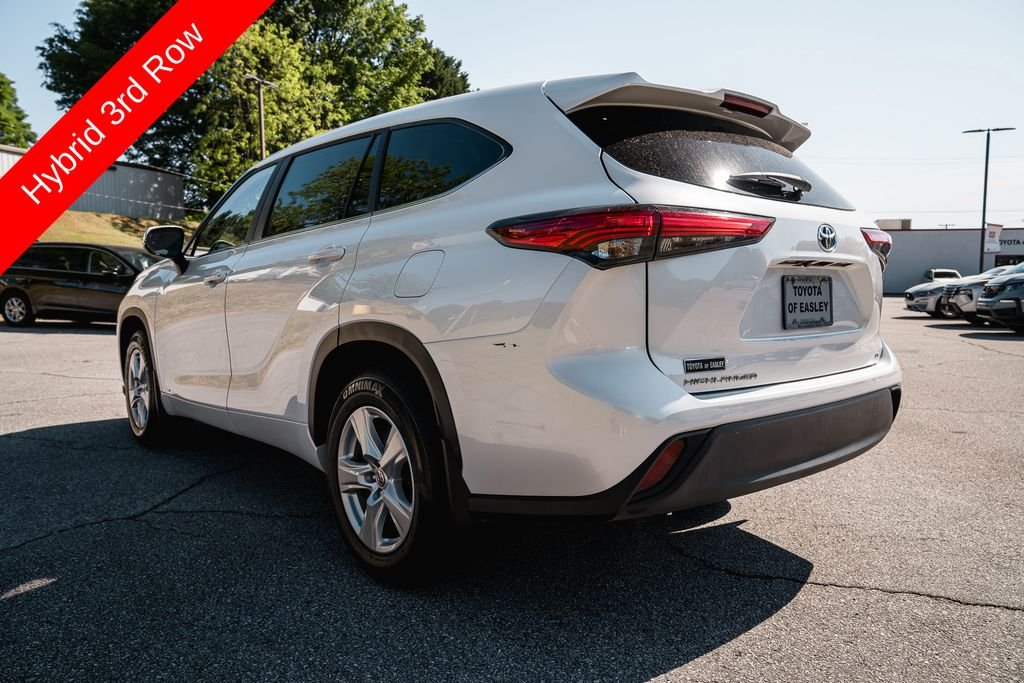 Used 2023 Wind Chill Pearl Toyota LE image 5