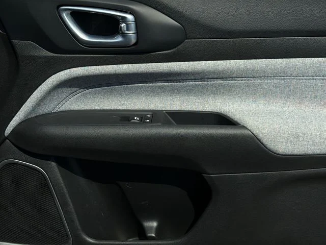 Used 2025 Silver Jeep Latitude image 32