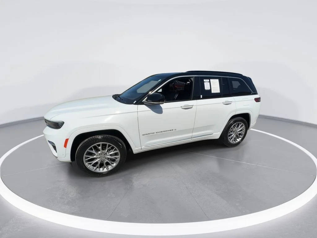 Used 2025 White/off-white Jeep Summit image 4