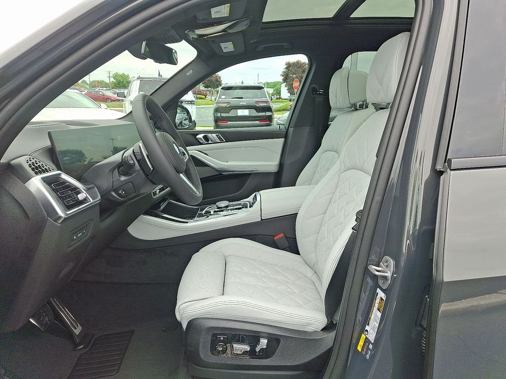 New 2026 Dravit Grey Metallic BMW xDrive50e image 6