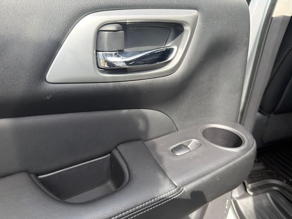 Used 2020 Silver Nissan SL image 26