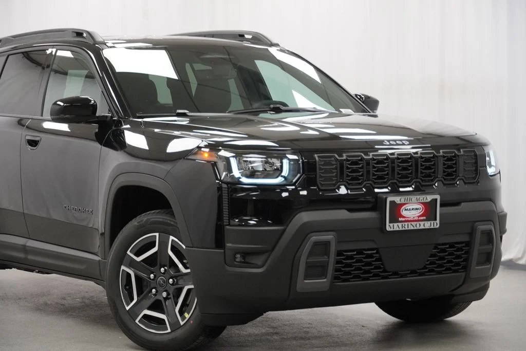 New 2026 Diamond Black Crystal Pearl-Coat Exterior Paint Jeep Limited image 3