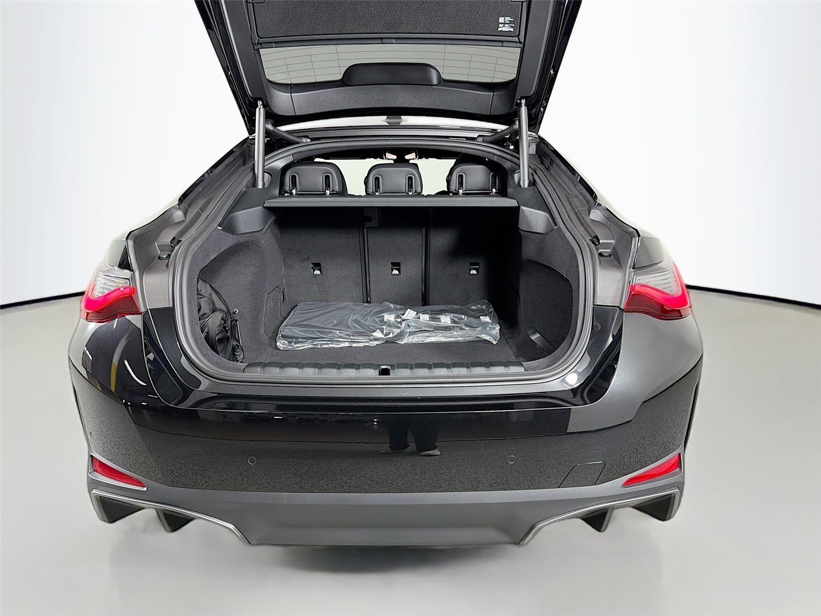 New 2026 Black Sapphire Metallic BMW eDrive40 image 28