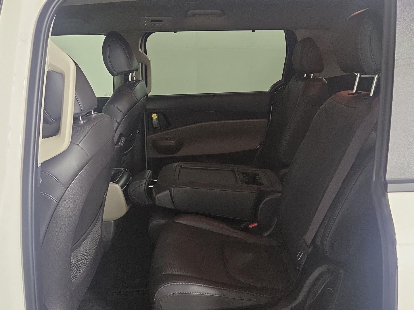 Used 2025 Snow White Pearl Kia EX image 27