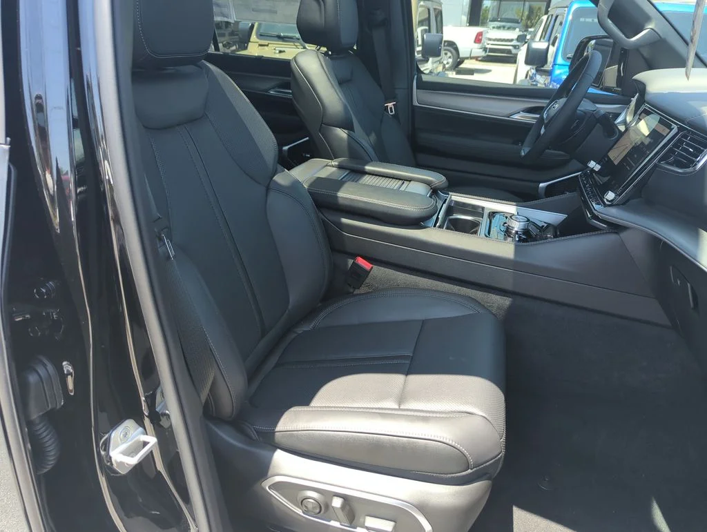 New 2026 High Gloss Black Exterior Paint Jeep Limited Reserve image 40
