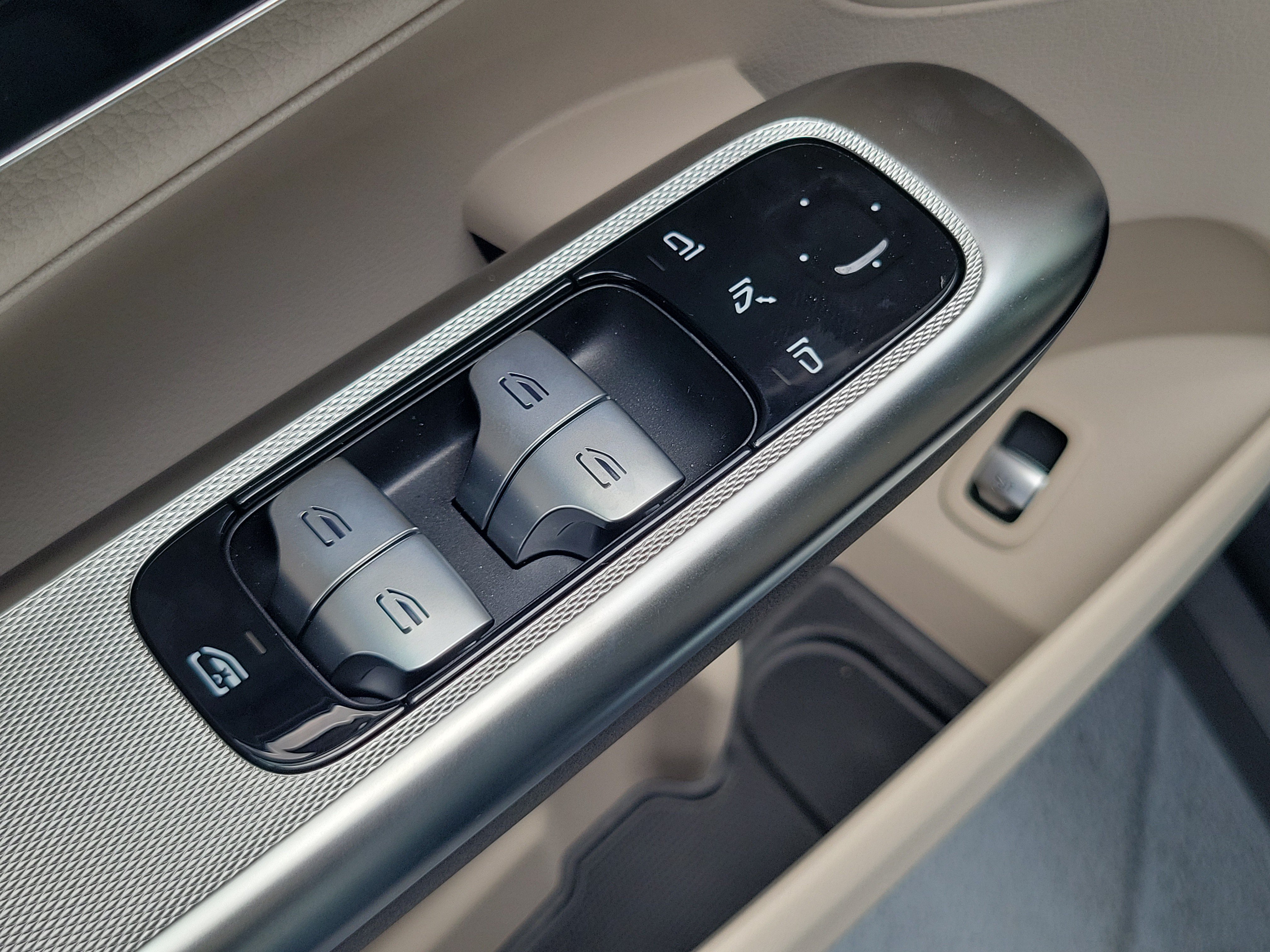 New 2026 Verde Silver Metallic Mercedes-Benz GLC 300 image 47