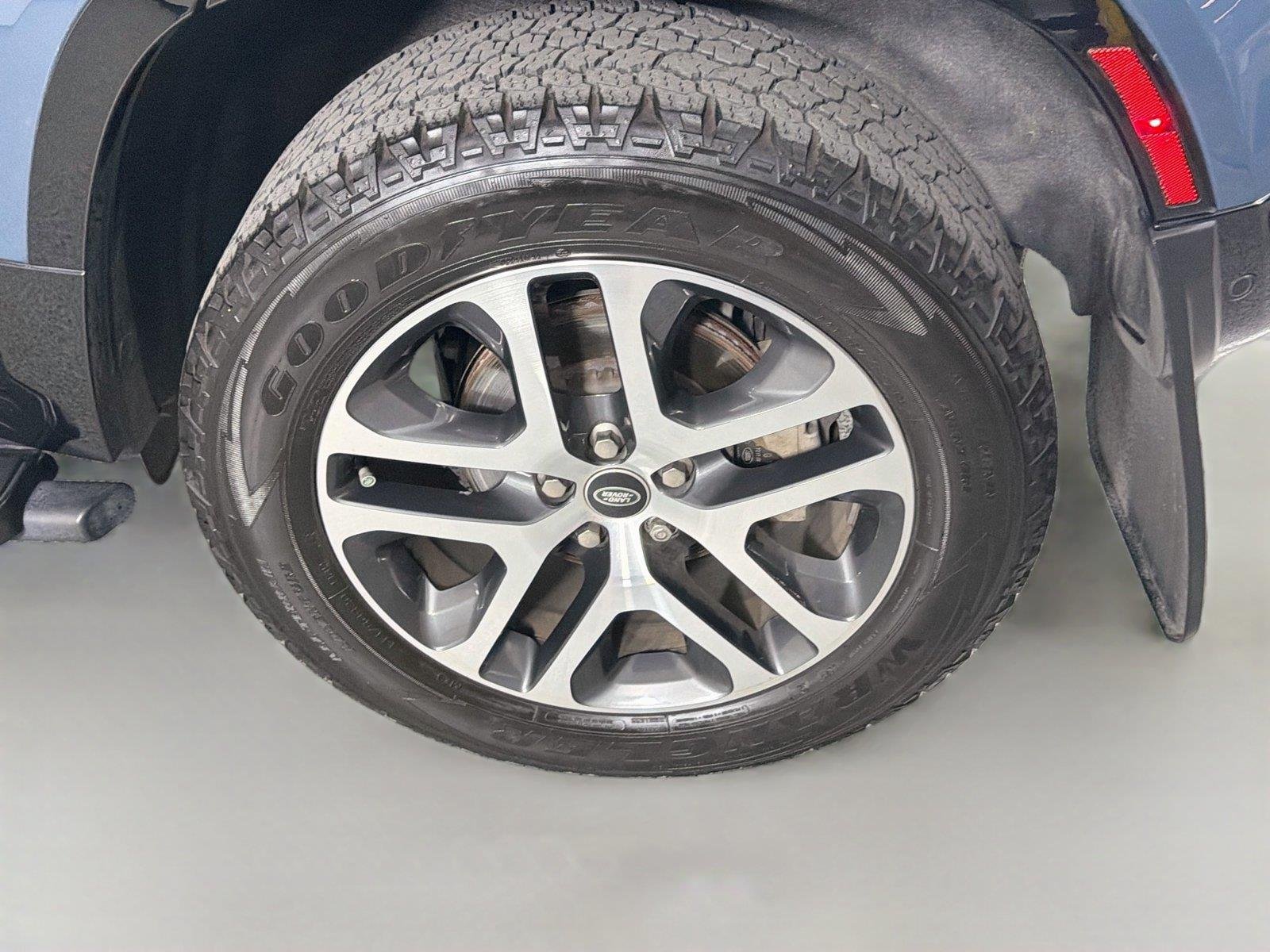 Certified Used 2023 Tasman Blue Land Rover S image 31