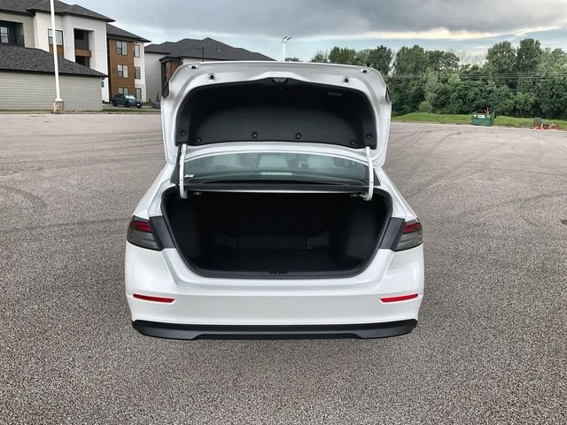 Certified Used 2025 Platinum White Pearl Honda SE image 31