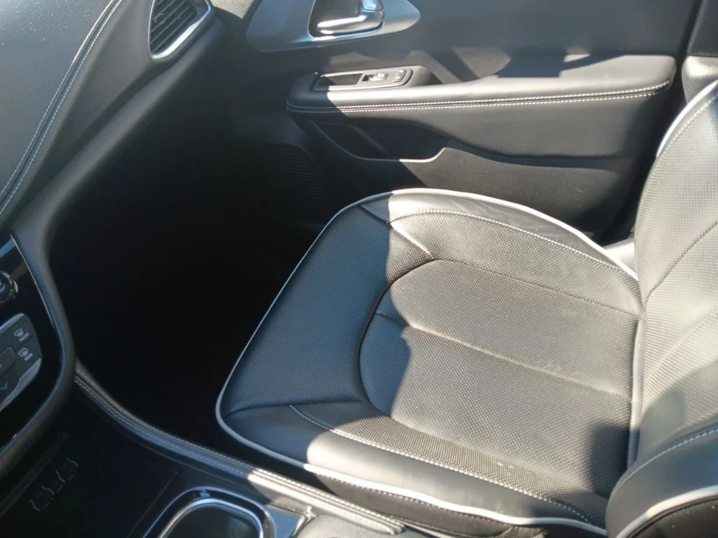 Used 2025 Diamond Black Crystal Pearlcoat Chrysler Limited image 24