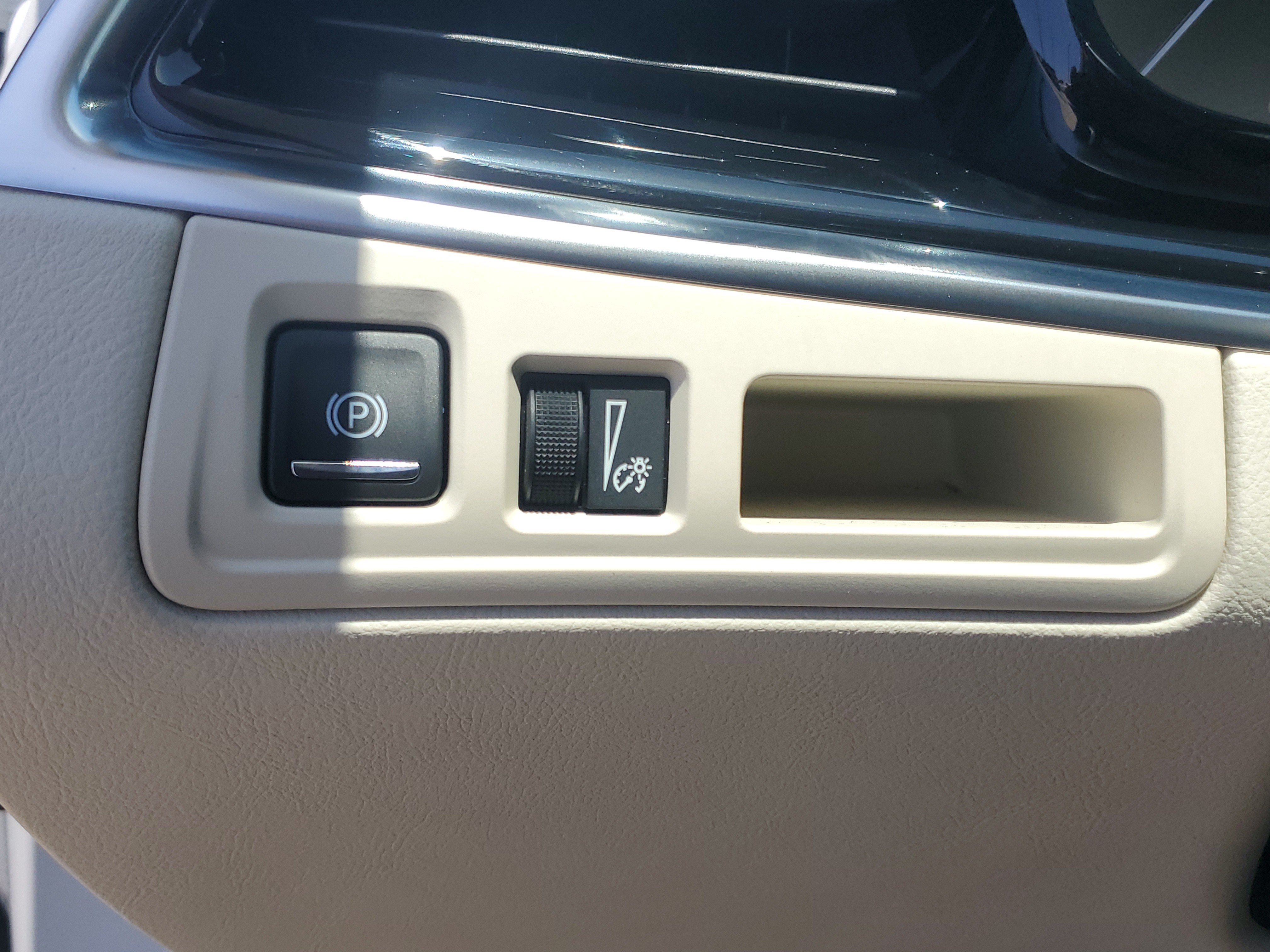Used 2024 Crystal White Tricoat Cadillac FWD Premium Luxury image 28
