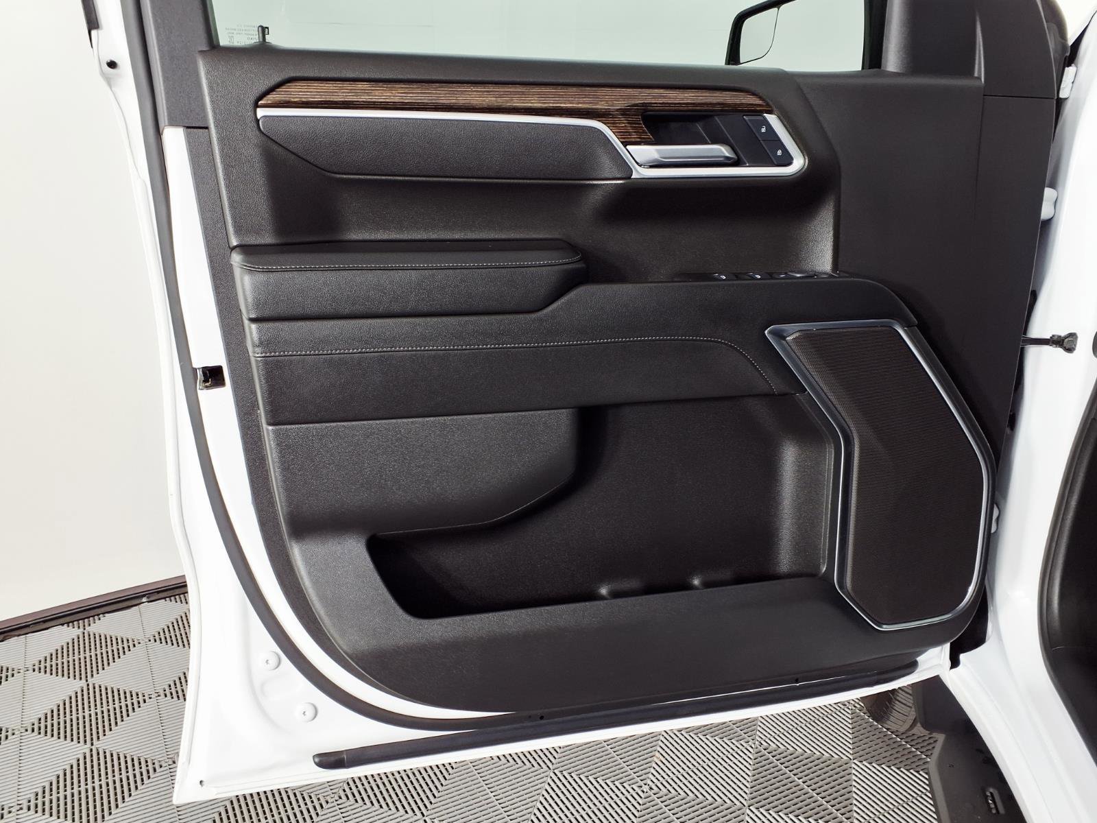 Used 2025 Summit White GMC Elevation image 16