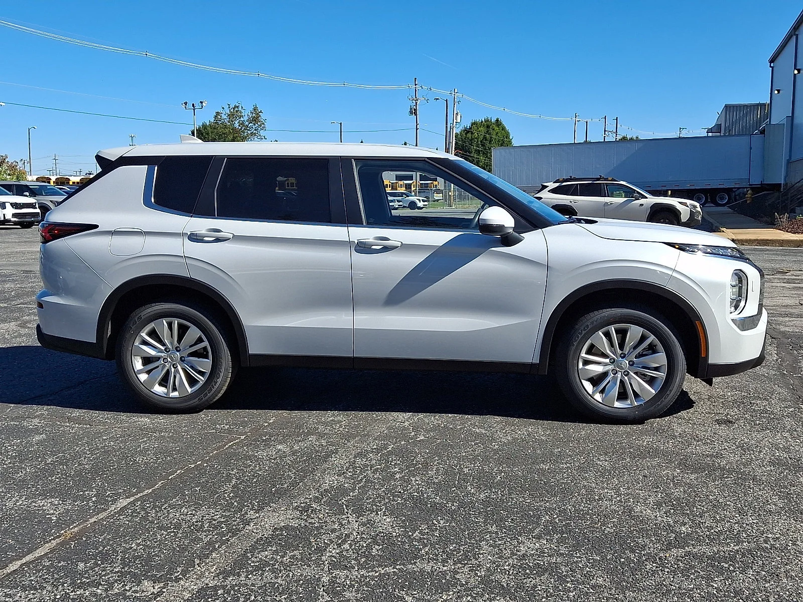 New 2026 White Mitsubishi ES image 9