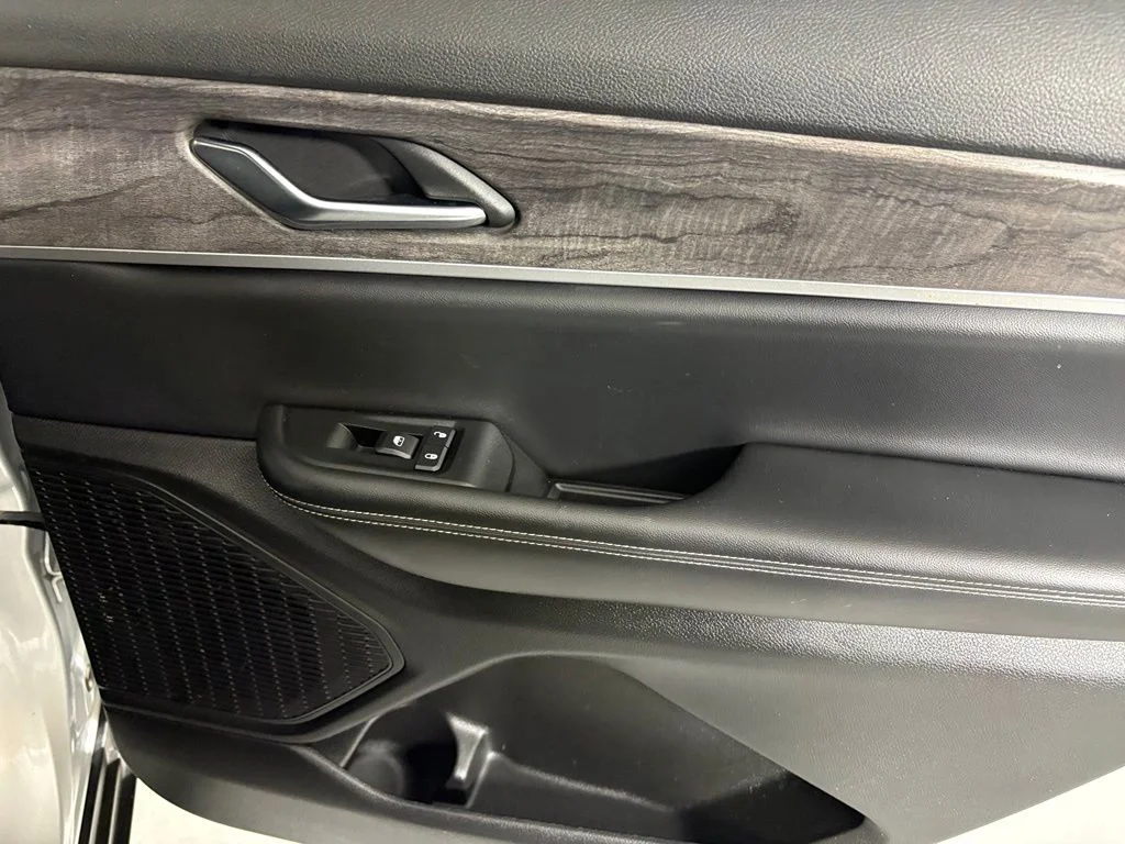 Used 2024 Silver Jeep Limited image 15