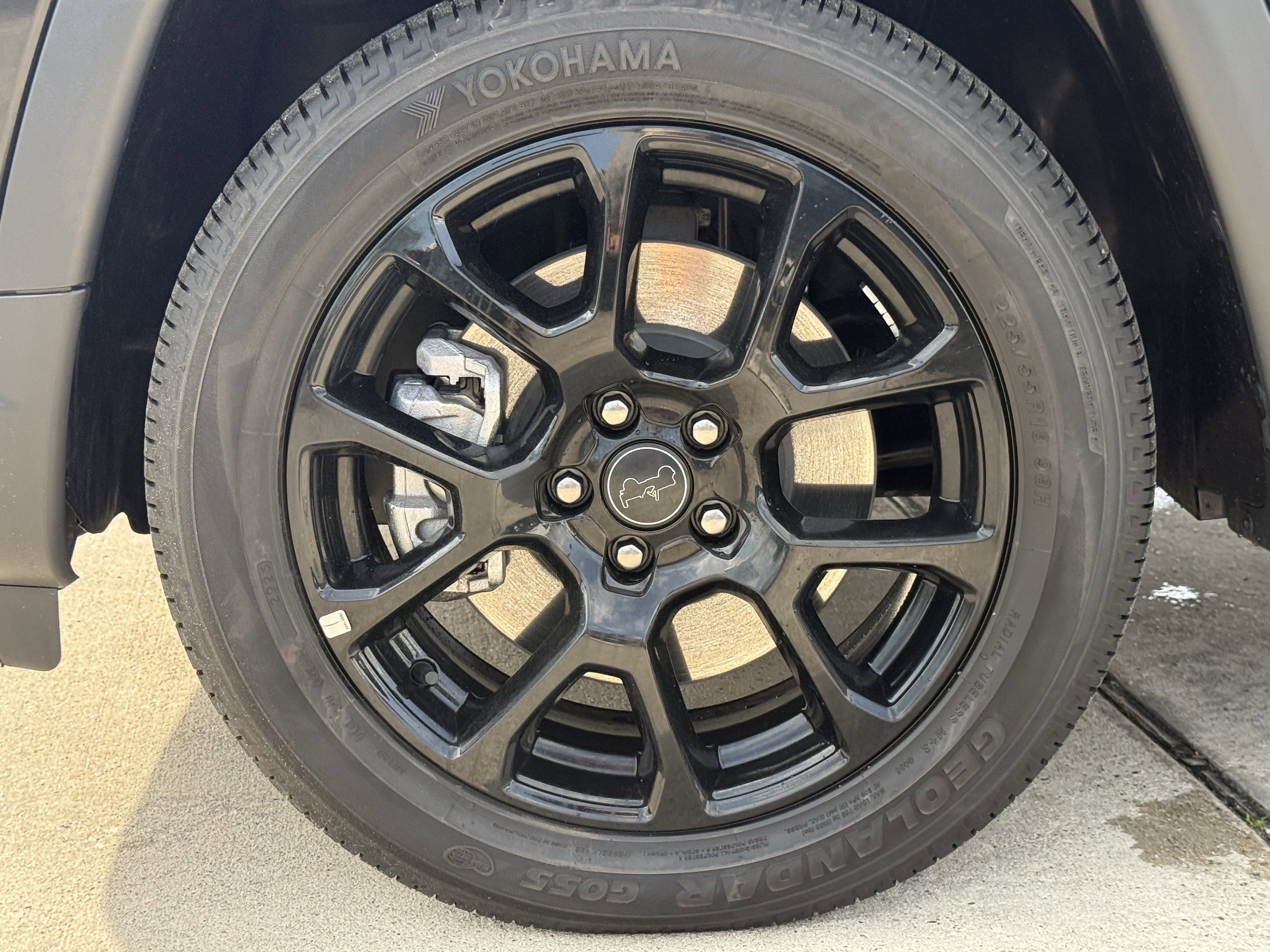 New 2026 Diamond Black Crystal Pearlcoat Jeep Latitude Altitude image 8