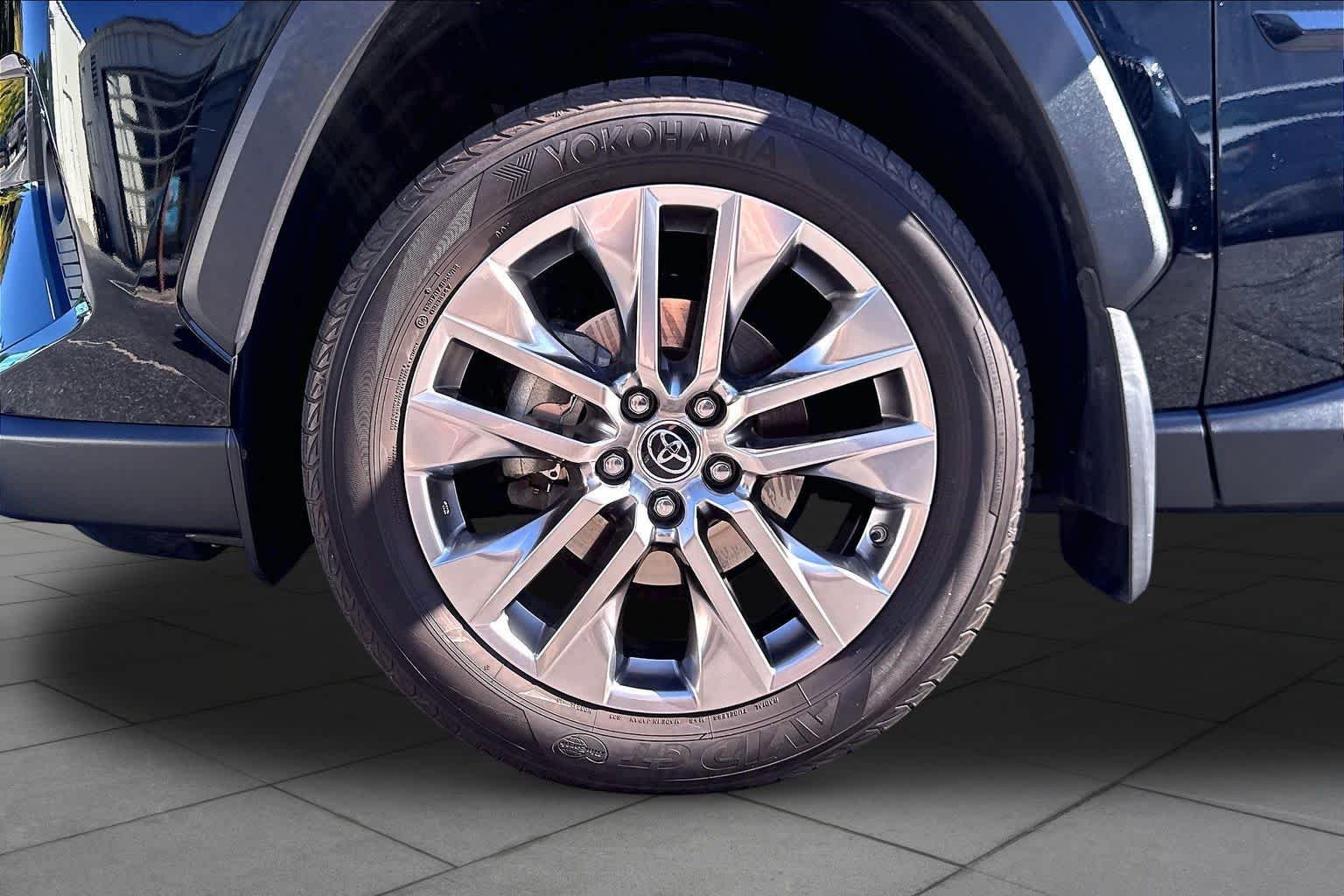 Used 2019 Midnight Black Metallic Toyota XLE Premium image 11