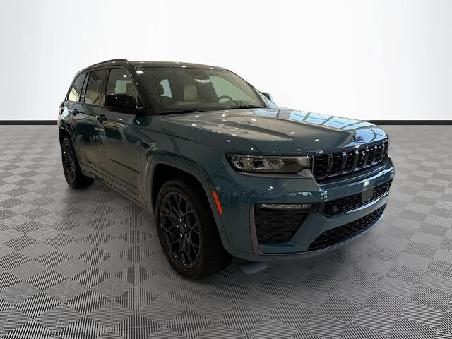 2026 Jeep Grand Cherokee Summit 4x4's photo
