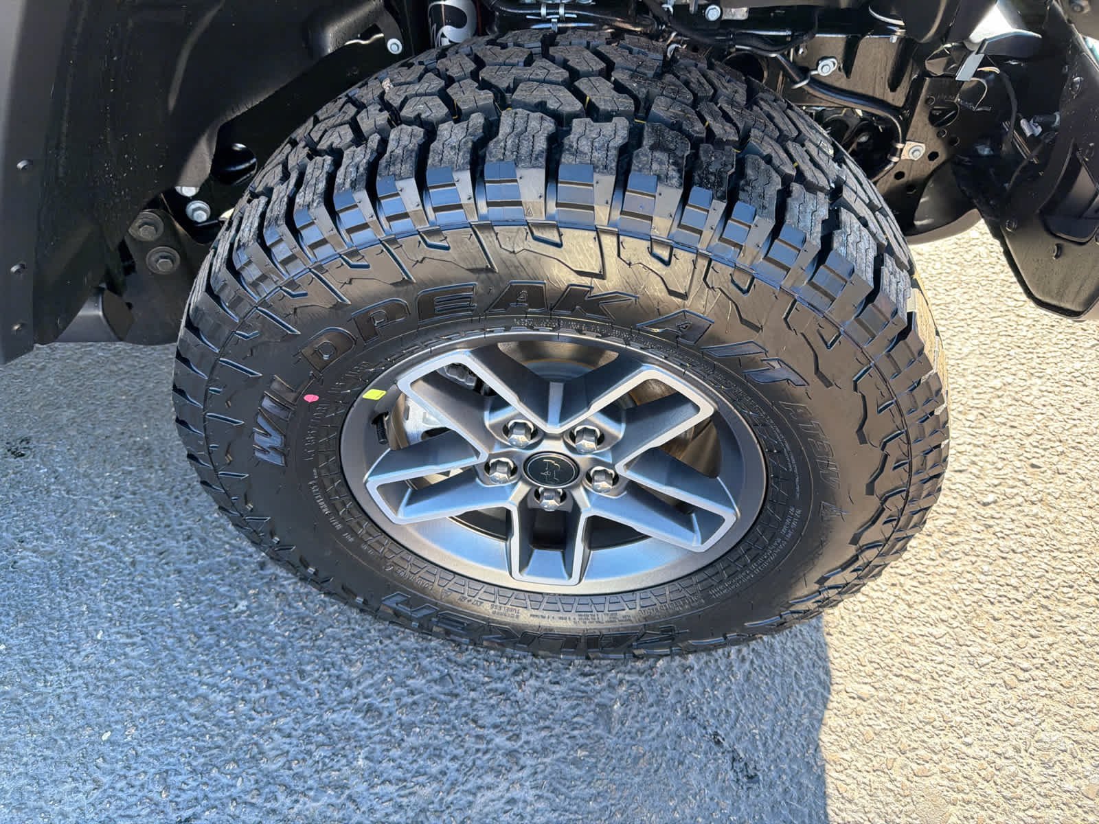 New 2026 Bright White Clear-Coat Exterior Paint Jeep Mojave X image 27
