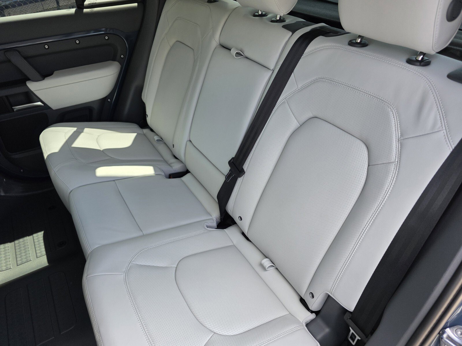 Used 2026 Tasman Blue Metallic Land Rover 110 X-Dynamic SE P400 image 14
