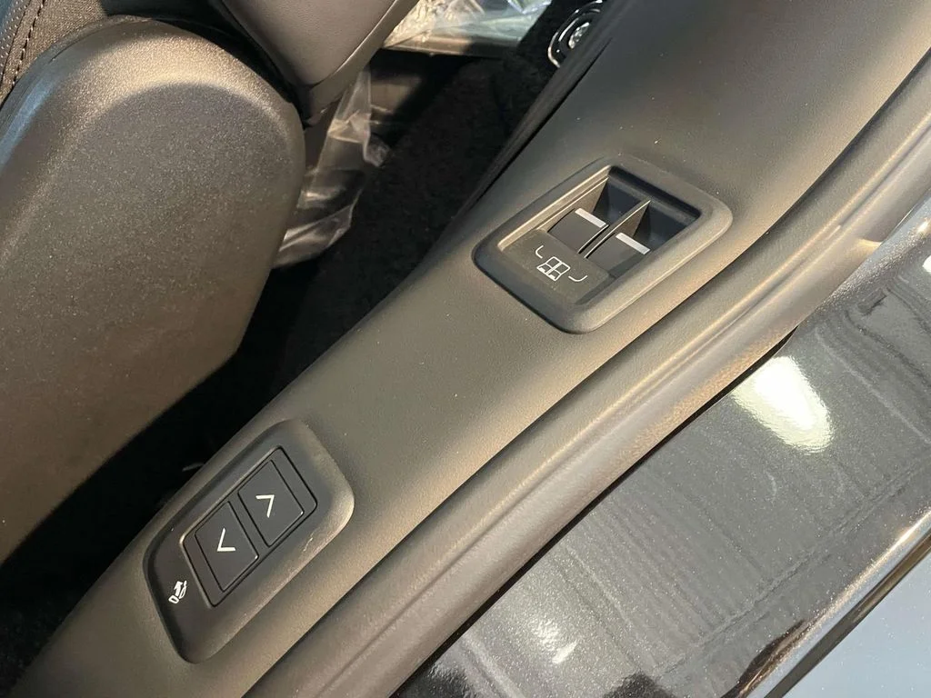 New 2026 Santorini Black Land Rover SE image 17