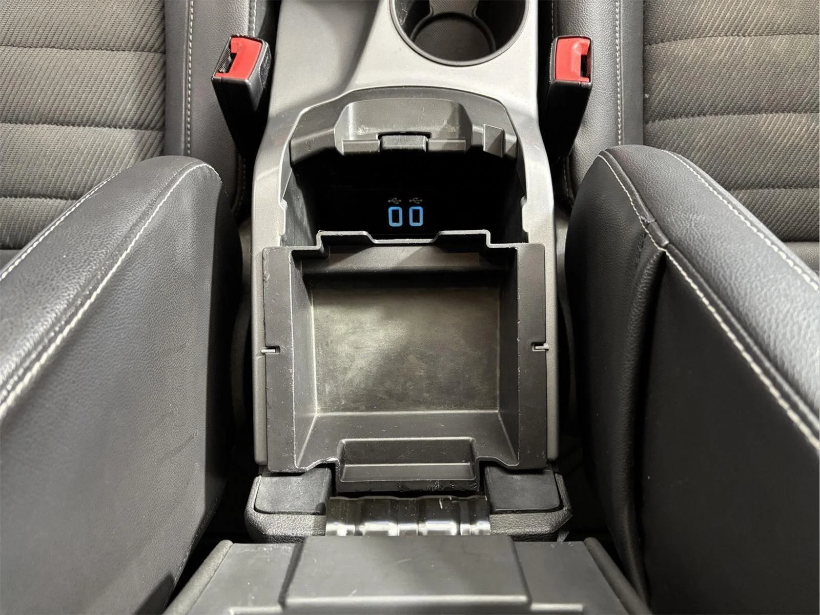 Used 2016 Shadow Black Ford SE image 34