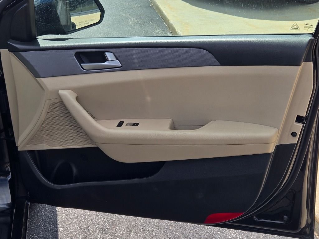 Used 2017 Phantom Black Hyundai SE image 4