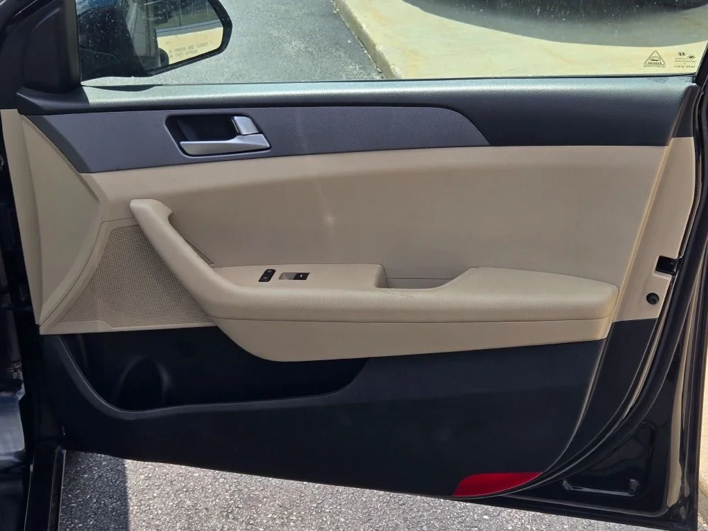Used 2017 Black Hyundai SE image 4
