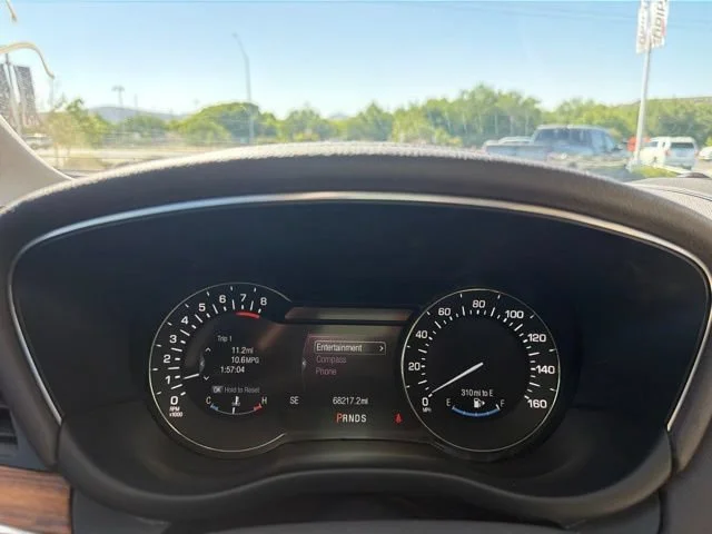 Used 2015 Red Lincoln Base image 19