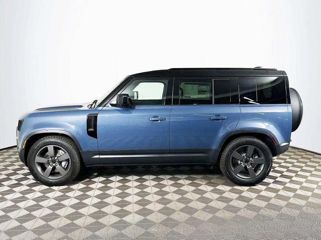 New 2026 Tasman Blue Metallic Land Rover S image 8
