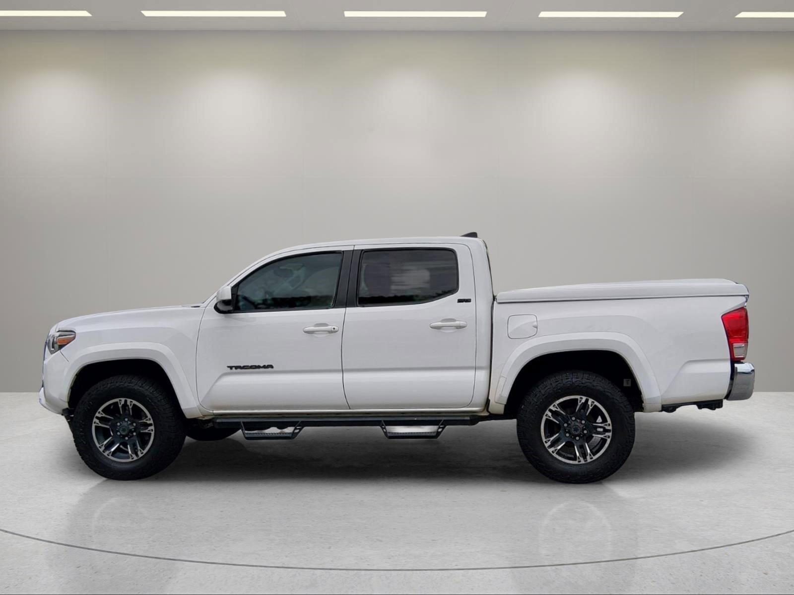 Used 2017 Super White Toyota SR5 image 8