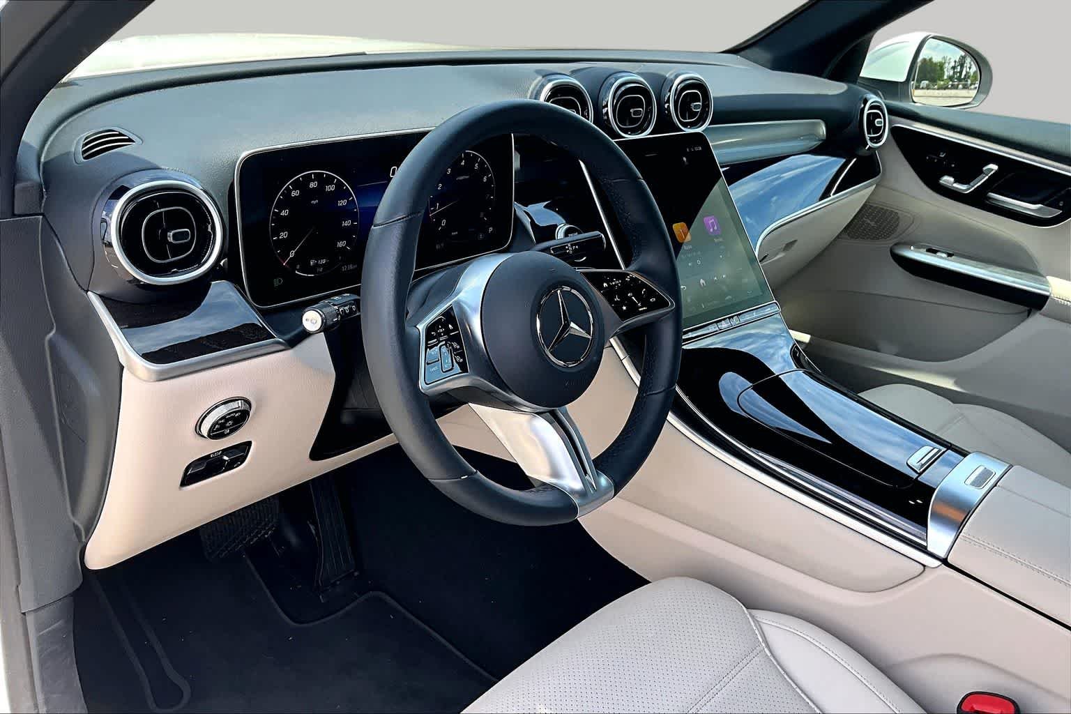 Used 2025 Polar White Mercedes-Benz GLC 300 image 18
