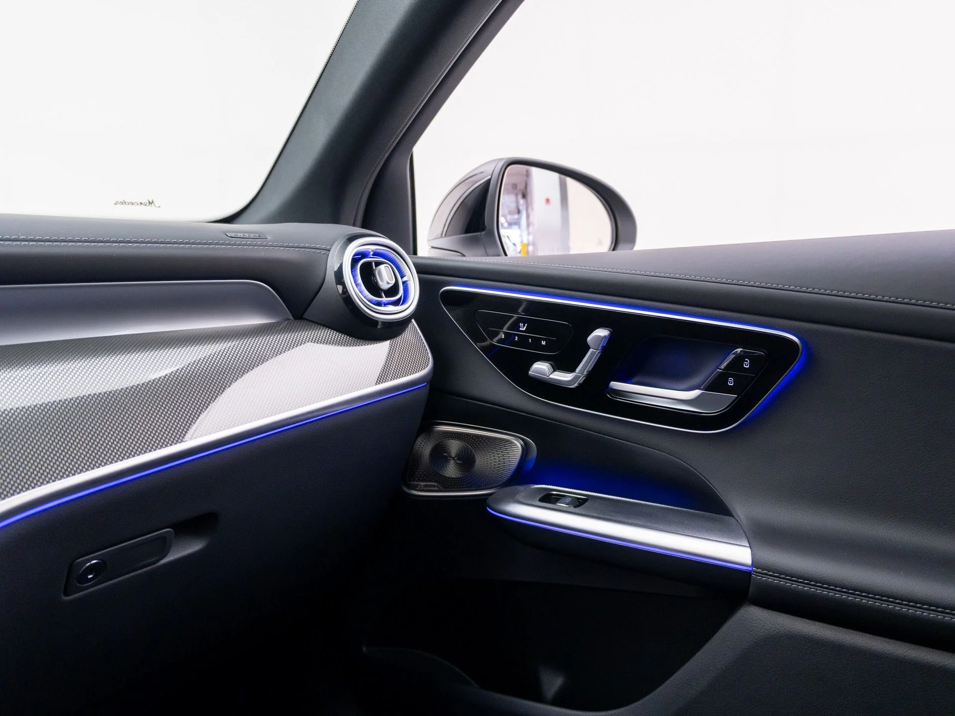 New 2027 Black Mercedes-Benz GLC 300 image 33