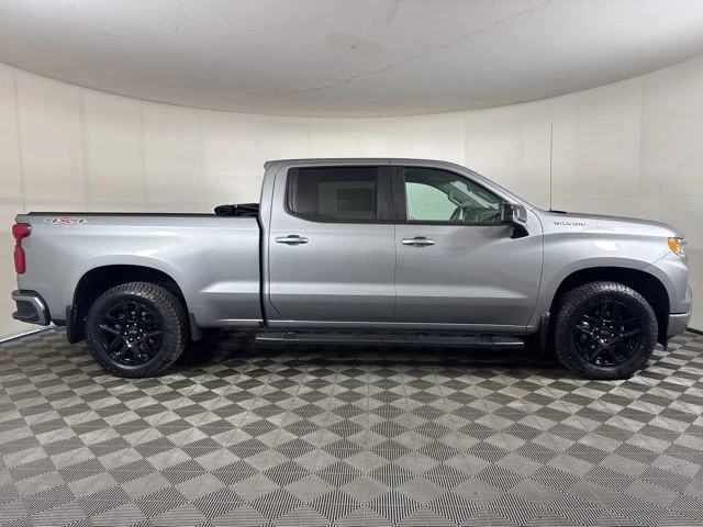 Used 2023  Chevrolet RST image 2