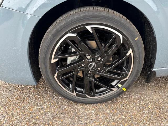 New 2026 Atlantic Gray Metallic / Super Black Two-tone Nissan SR image 26
